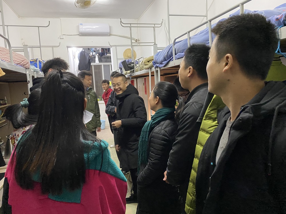 辅导员下寝室检查宿舍卫生.jpg