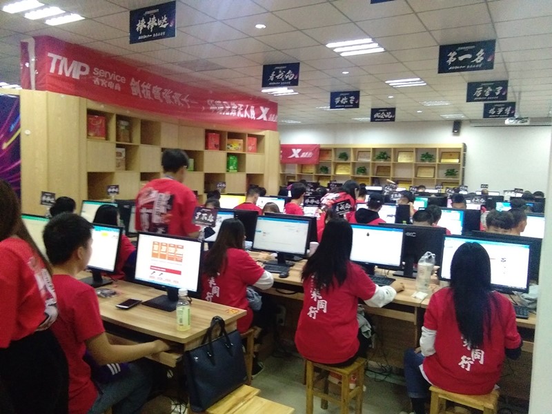 展示厅内热火朝天 (8513)_wps图片_副本.jpg