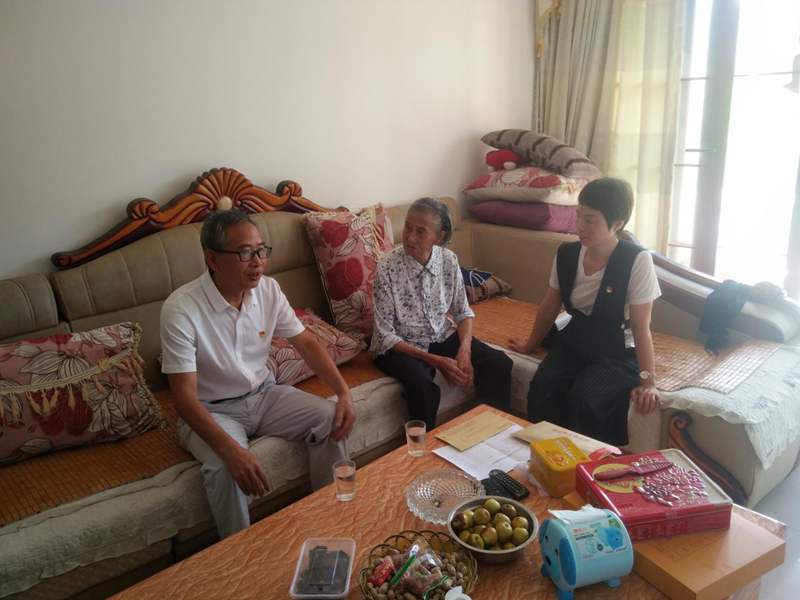 董新春走访老党员.png