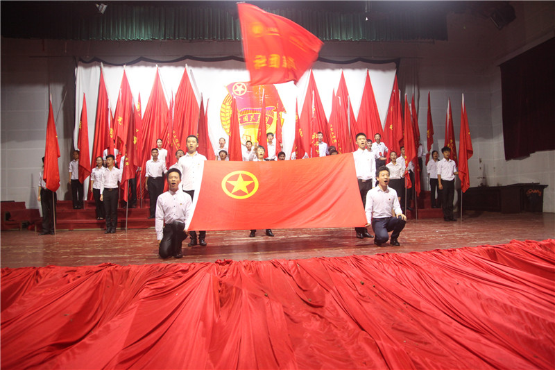 出团旗，齐唱团歌.JPG
