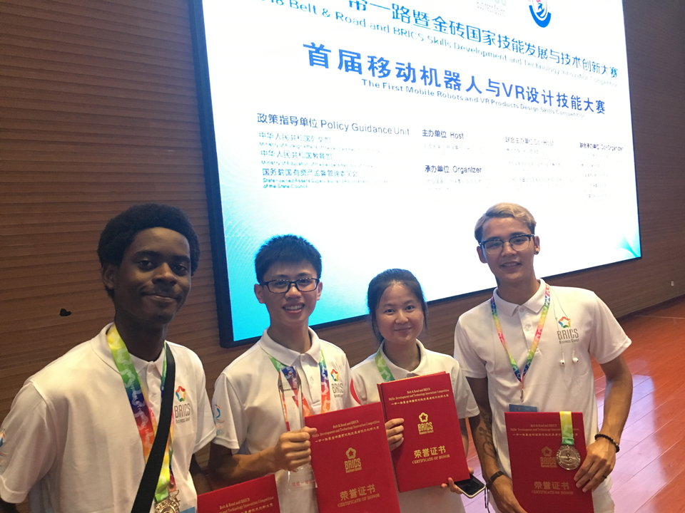 我校学子（中2）与国外选手合影（两侧）.jpg