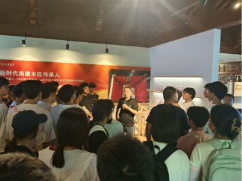 现代家居学院2025级新生到南康特色家居小镇开展入学教育
