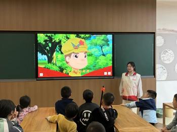 旅游与商贸学院琢玉班赴洪城巷社区开展童心港湾特色志愿服务