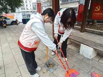 旅游与商贸学院星火班开展环保志愿服务活动