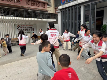 旅游与商贸学院红色班级赴洪城巷社区开展“非遗之美润童心 榜样力量照前行”志愿服务